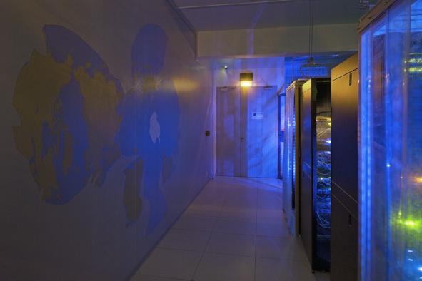 Etienne Cliquet, « Circuit Béant », fresque murale photographiée de nuit à la société Fullsave, Labège, 2013 | production BBB centre d’art