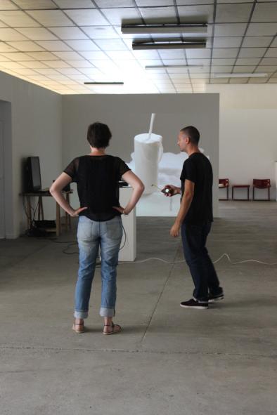Montage du volet I de l'exposition, Boris Achour, « Un monde qui s'accorde à nos désirs », vidéo, 2000, production Les Abattoirs, Toulouse, courtoisie Georges-Philippe et Nathalie Vallois, Paris | © BBB centre d'art