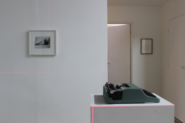 Montage du volet I de l'exposition, premier plan : Pavel Büchler, deuxième plan : Andy Warhol, troisième plan : Olivier Sévère | © BBB centre d'art