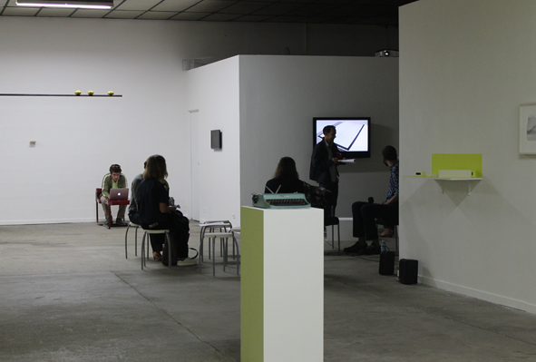 Rencontre « Dynamique de la collection », au BBB centre d'art, mardi 7 octobre, arrière-plan : performance « L'écrivain public » de Pierre Huyghe activée par l'écrivain Julien Campredon, courtoisie l'artiste et galerie Esther Shipper, Berlin