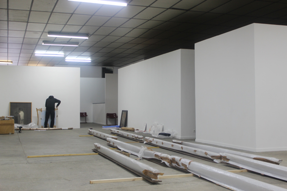 Montage du volet III de l'exposition, Oliver Beer, « A Road to Nowhere », 2013, rails en acier partiellement polis, production Palais de Tokyo, courtoisie l'artiste et galerie Thaddaeus Ropac | © BBB centre d'art