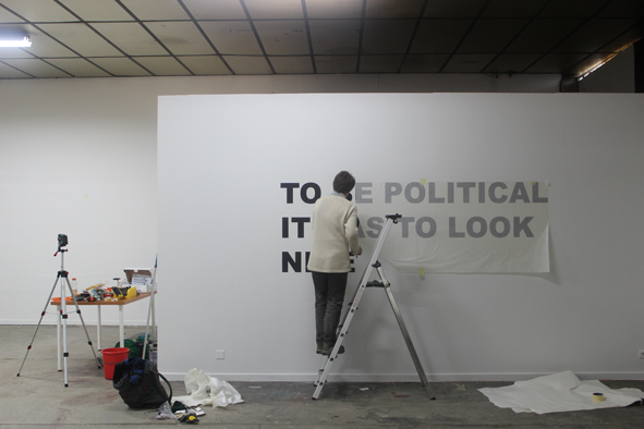Montage du volet III de l'exposition, Stefan Brüggemann, « To be political it has to look nice », lettres en vinyl noires, dimensions variables, 2003, courtoisie de l'artiste et Galerie Yvon Lambert, Paris | © BBB centre d'art