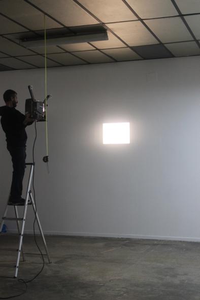 Montage du volet III de l'exposition, Rosa Barba, « Stating The Real Sublime », sculpture, film de 16 mm, projecteur modifié, 2'50'', 2009, courtoisie de l’artiste et de la galerie carlier|gebauer | © BBB centre d'art
