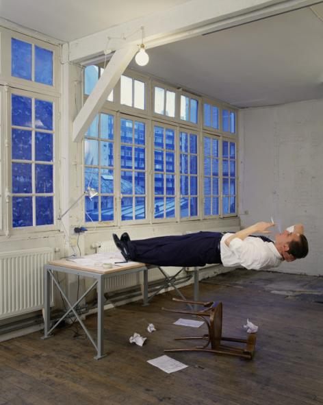 Philippe Ramette, « Paresse irrationnelle », photographie couleur, 150 x 120 cm, 2003, photo: marc Domage © Philippe Ramette, courtoisie Galerie Xippas, Paris