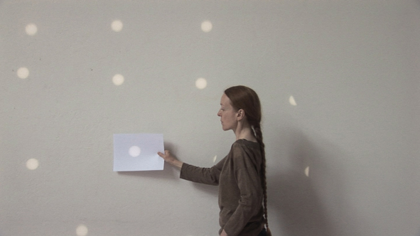 Marie Cool Fabio Balducci, « Sans titre », feuille de papier (A4), lumières, documentation vidéo 1’16’’, 2008, Courtesy Marcelle Alix, Paris | © Marie Cool Fabio Balducci