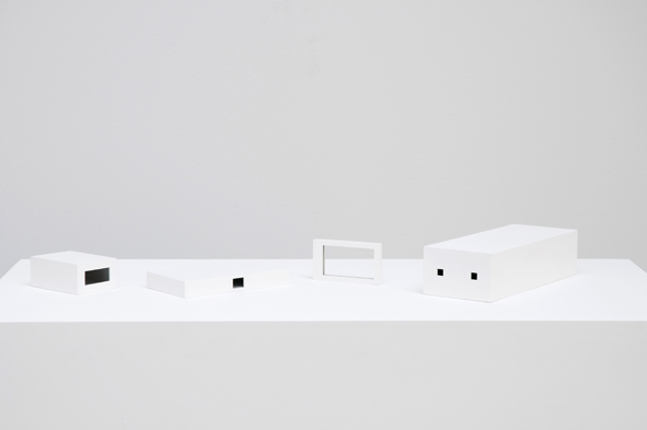 Aurélien Froment, “Four models, Three replica, Two Dummies”, Bois peint, 4 éléments105 x 75 x 45mm; 185 x 105 x 24mm; 110 x 10 x 62mm; 300 x 110 x 70 mm, 2010, Courtesy Marcelle Alix, Paris | © Aurélien Froment