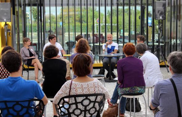 Inauguration, photographie de la rencontre autour de la Commande publique de photographies. De gauche à droite : Lucie Delepierre, Sylvain Calmes, Cécile Poblon, Alain Bernardini, Pascal Beausse.  