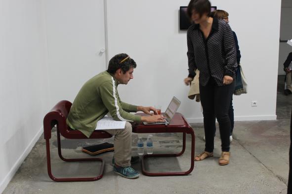 Performance « L'écrivain public » de Pierre Huyghe, par Julien Campredon, vernissage « collective collection », octobre 2014, BBB centre d'art