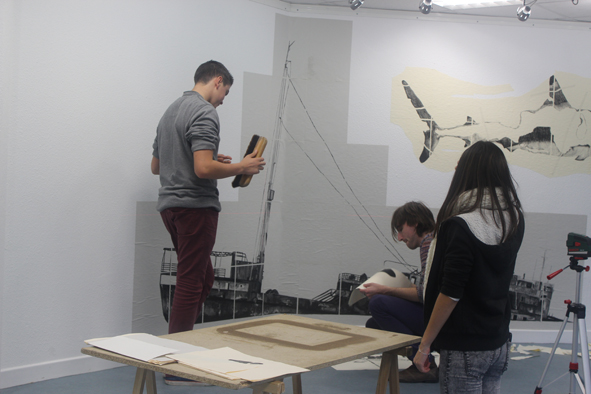 Montage de l'exposition en compagnie de l'artiste Aurélien Vret | © BBB centre d'art