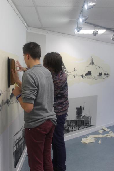 Montage de l'exposition en compagnie de l'artiste Aurélien Vret | © BBB centre d'art