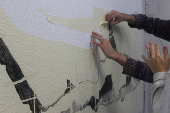 Montage de l'exposition en compagnie de l'artiste Aurélien Vret | © BBB centre d'art