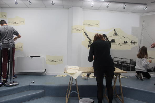 Montage de l'exposition en compagnie de l'artiste Aurélien Vret | © BBB centre d'art