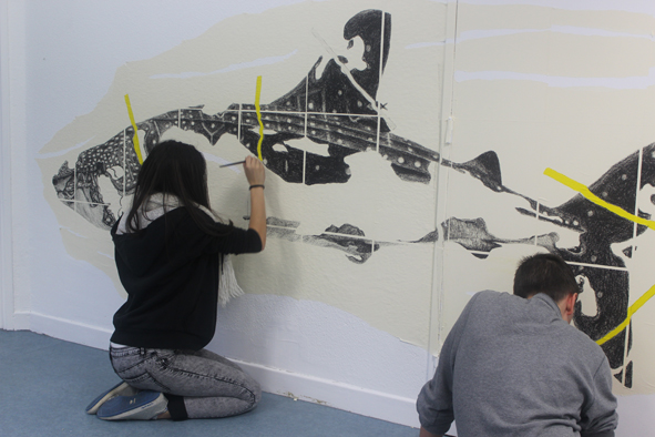 Montage de l'exposition en compagnie de l'artiste Aurélien Vret | © BBB centre d'art