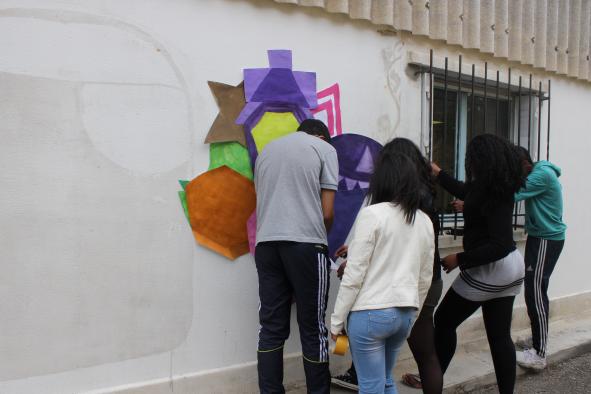 Accrochage collectif de la fresque murale