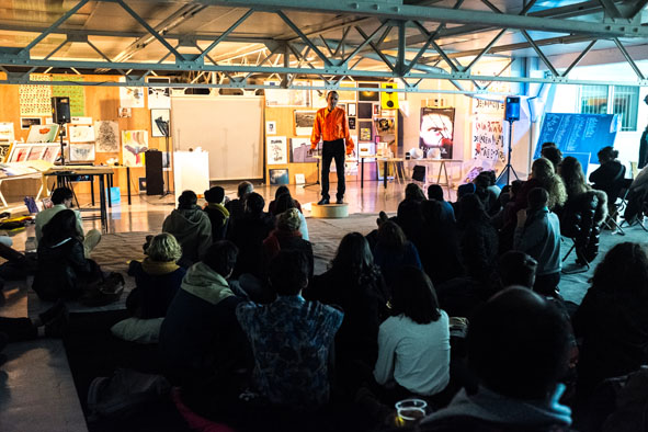 Performance de Serge Provost, Lieu-Commun, c'est pas banal 2, 3 décembre 2014, © Franck Alix