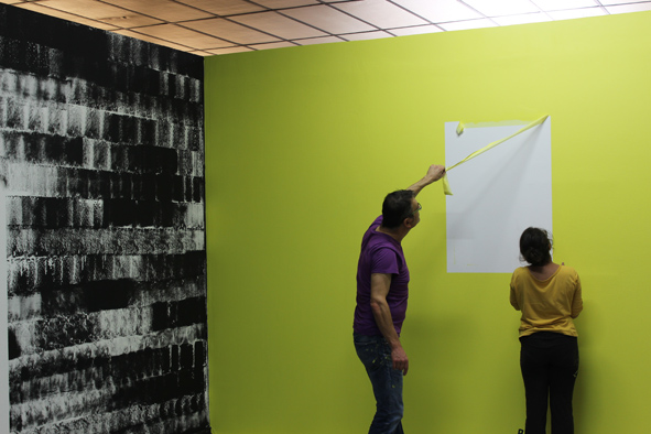 Montage de l'exposition « Zone de ralentissement » d'Olivier Nottellet, 22 septembre 2015, © BBB centre d'art
