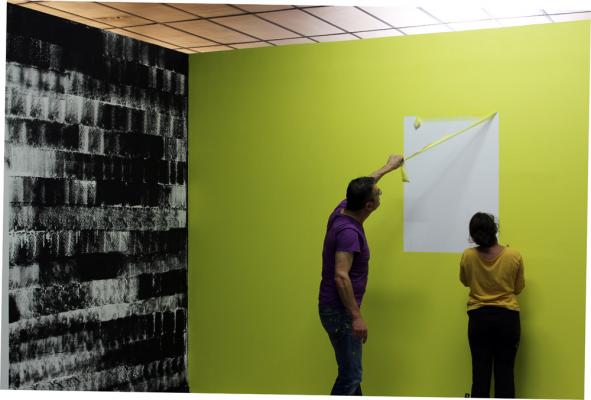 Olivier Nottellet, montage de l'exposition « Zone de ralentissement », 2015 © BBB centre d'art 