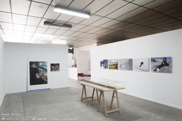 « Freux Follets », vue d'exposition : Gisèle Vienne, « GRENOBLE- SAALFELDEN », tirage numérique sur papier  fuji chrystal archive  satiné, contrecollage sur  aluminium,  60 x 80 cm, photographies réalisée par Gisèle Vienne et Antoine Masure ; Julien 