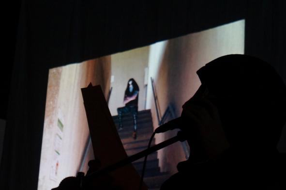 Elodie Lesourd, vue d'exposition, « Freux Follets », performance de l'artiste Yuki Igashino BBB centre d'art, 2016