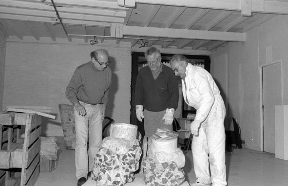 Légende : Bernard Pagès, installation, exposition à la galerie Jacques Girard, Toulouse, juin 1996 – de gauche à droite : Jacques Girard, Victor Gray, Bernard Pagès – photographie : Bernard Delorme