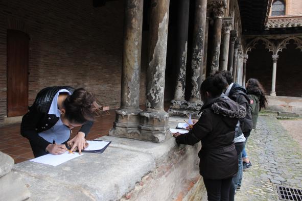 atelier croquis dans le cloître du Musée des Augustins encadré par l'artiste Alexandre Atenza durant le stage de février