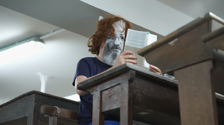 Matthias Dubreuil en Paulo Freire dans la réserve du mobilier scolaire du Musée national de l'éducation (Munaé, Rouen).  Extrait de 