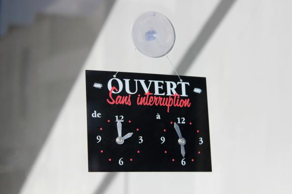 Matthieu Saladin, Réduction d’activité, 2019. Activation de l'œuvre dans le cadre de l’exposition «Temps partiels I. Tirer sur les cadrans pour arrêter le jour » au BBB centre d’art. Photo : Émile Ouroumov