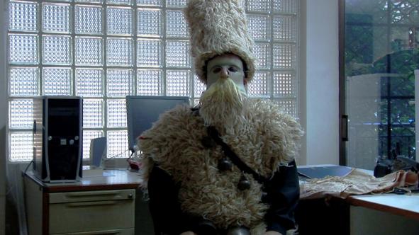 « Des trous pour les yeux», Marie Voignier et Vassilis Salpistis, 2009, vidéo HDV, 12 min,avec la participation du Muséenational d’ethnographie et d’artspopulaires de Thessalonique Courtoisie galerie Marcelle Alix, Paris.