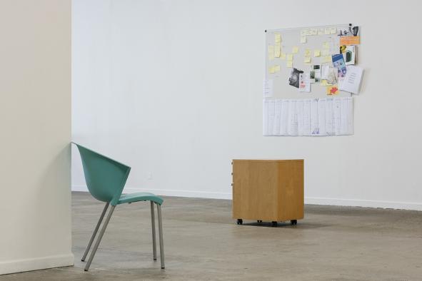Matthieu Saladin, « Les supports (scénographie d’un mobilier de bureau)», 2019. Vue de l’exposition «Temps partiels II. Flextime » au BBB centre d’art. Curateur & crédit photo : Émile Ouroumov.