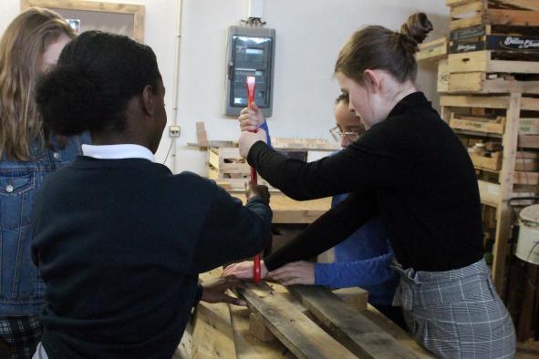 Atelier menuiserie à l'Atelier des bricoleurs, fabrication de la chaise Sedia du designer Enzo Mari, janvier 2020