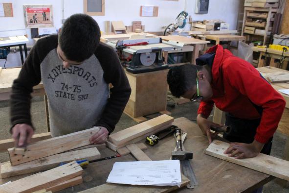 Atelier menuiserie à l'Atelier des bricoleurs, fabrication de la chaise Sedia du designer Enzo Mari, janvier 2020