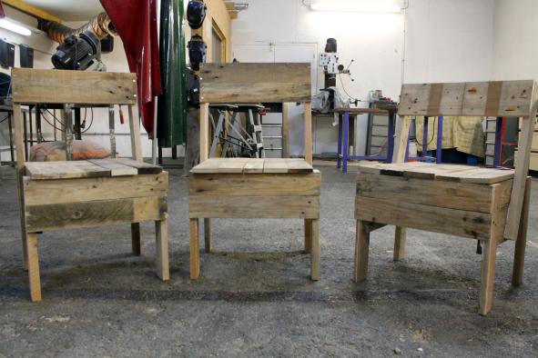 Atelier menuiserie à l'Atelier des bricoleurs, fabrication de la chaise Sedia du designer Enzo Mari, janvier 2020