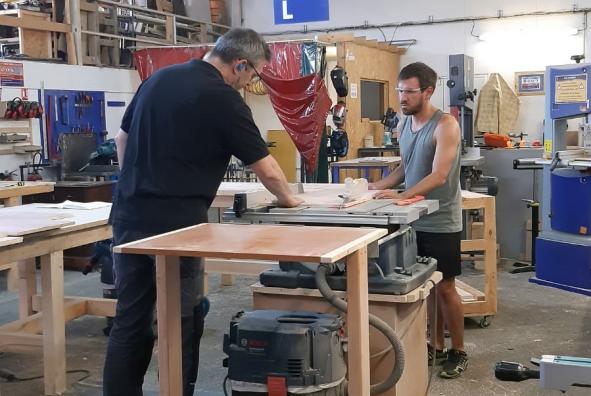 Chantier menuiserie à l'Atelier des bricoleurs avec le designer Romain Guillet, juillet 2020