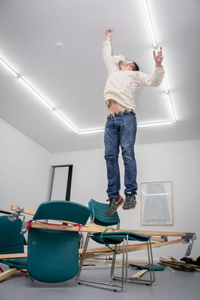 Nicolas Puyjalon, Au clair de la Lune, 2013, performance. « Stand Still and Promises », l’Atelier-ksr, Berlin. Photo: Matthias Von Wedelstädt.