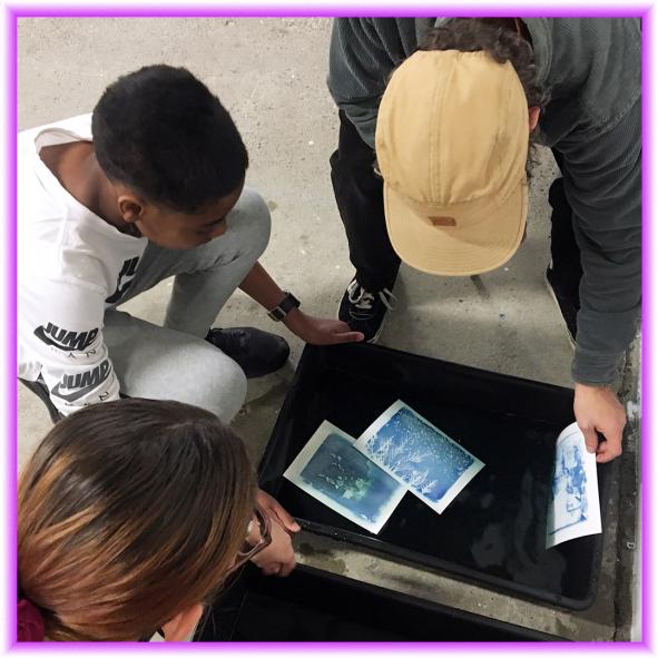 « Aux portes du printemps / À la découverte du cyanotype, ateliers de pratique artistique avec l’artiste Berta Ibáñez au BBB centre d’art, avril 2023