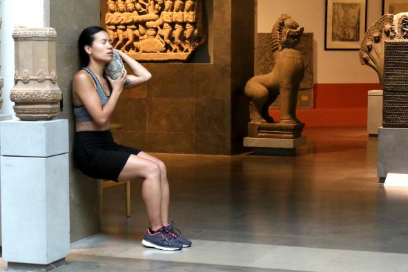 Socheata Aing, « Faire face » performance, Guimet, 2022 @ Adrien Canto