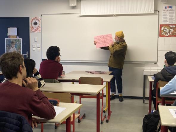 Le graphiste Fred Nicolau au collège Labitrie à Tournefeuille - Décembre 2023 © BBB
