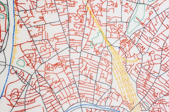 Mélodie Bajo, « Win my real, pour perdre mes fantômes / Gagner mes fantômes, to lose my real », 2024. Cartographie des quartiers Nord de Toulouse, tissu brodé par l’artiste - Production BBB centre d'art. Photo : Baptiste Dété, 2024