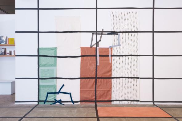 Mélodie Bajo, « Acte III - Scène 3. Un refuge mou », 2024.  Vue de l’exposition « On sent danser nos troubles dans ces gestes bleus » au BBB centre d’art, 2024. Crédit photo : Baptiste Dété, 2024.