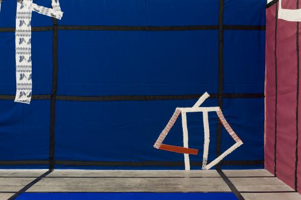 Mélodie Bajo, « Nos grondements, Acte III – Scène 1. Les yeux coupés », 2024. Postures en rideaux blancs peints en noirs - Production BBB centre d’art. Vue de l’exposition de Mélodie Bajo « On sent danser nos troubles dans ces gestes bleus » au BBB c